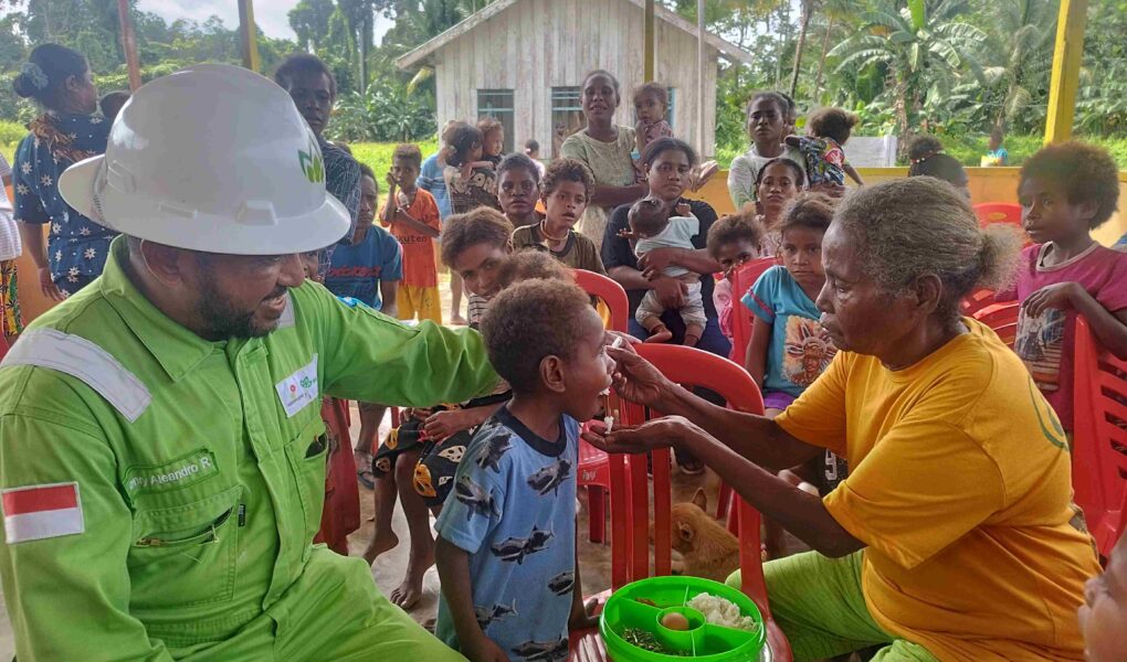 Para orang tua memberikan makan sehat bagi anak mereka.