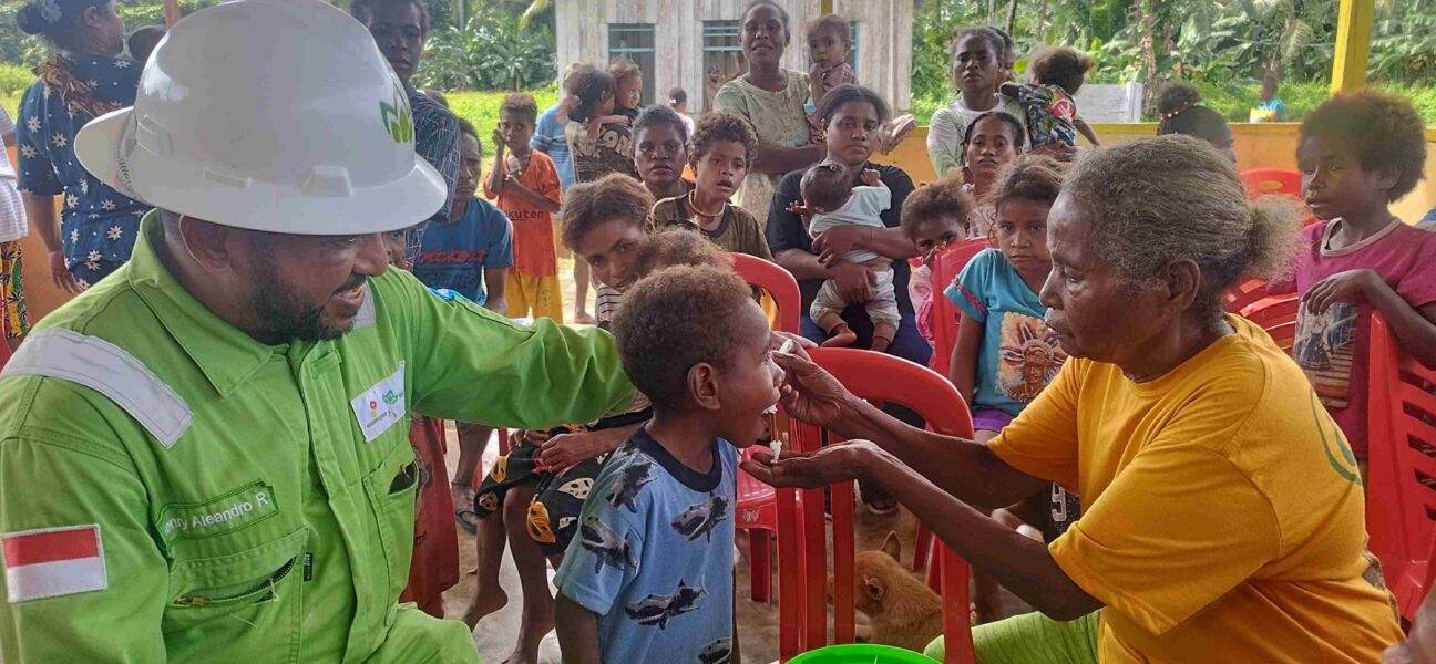 Para orang tua memberikan makan sehat bagi anak mereka.