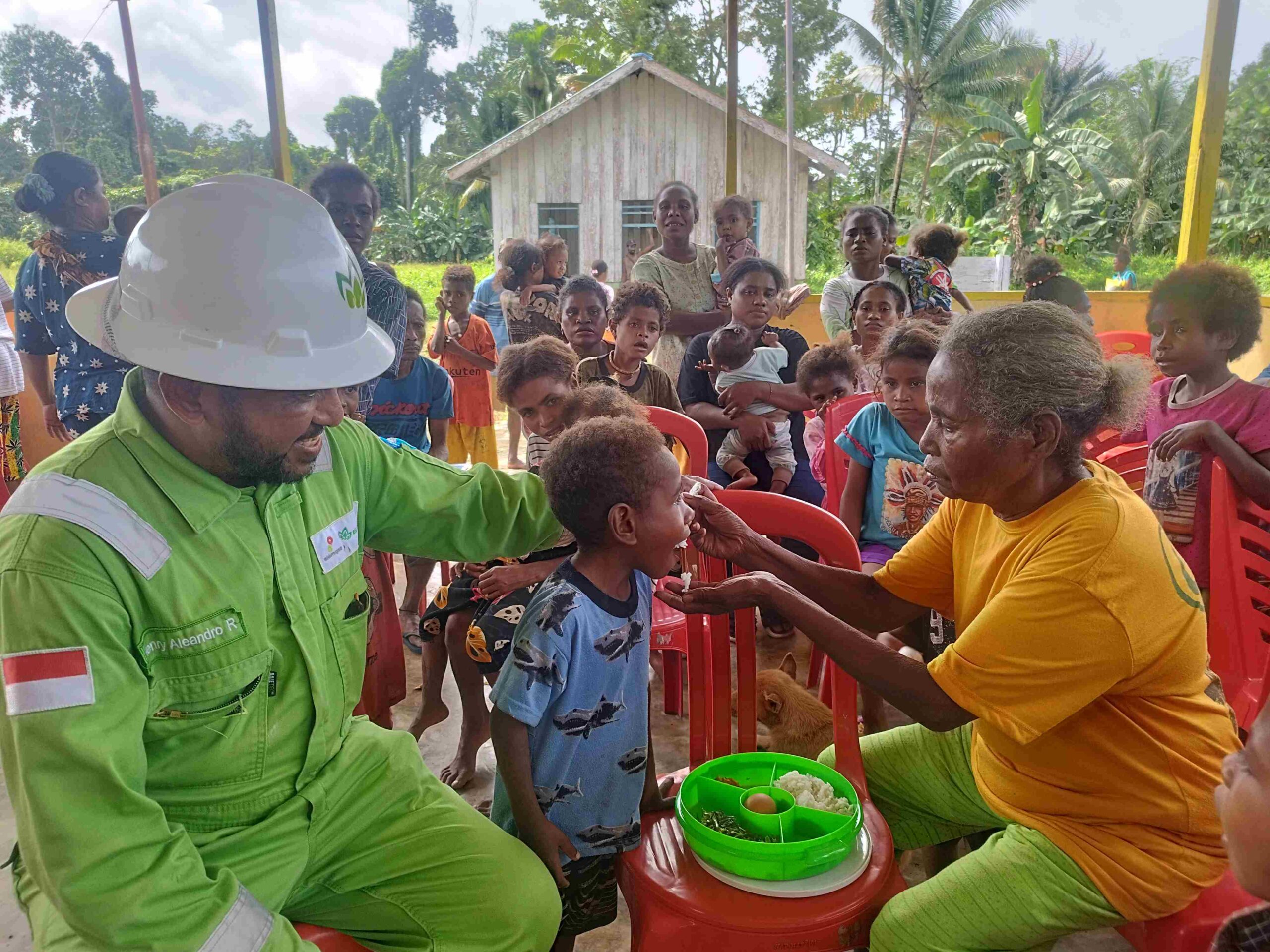 Para orang tua memberikan makan sehat bagi anak mereka.