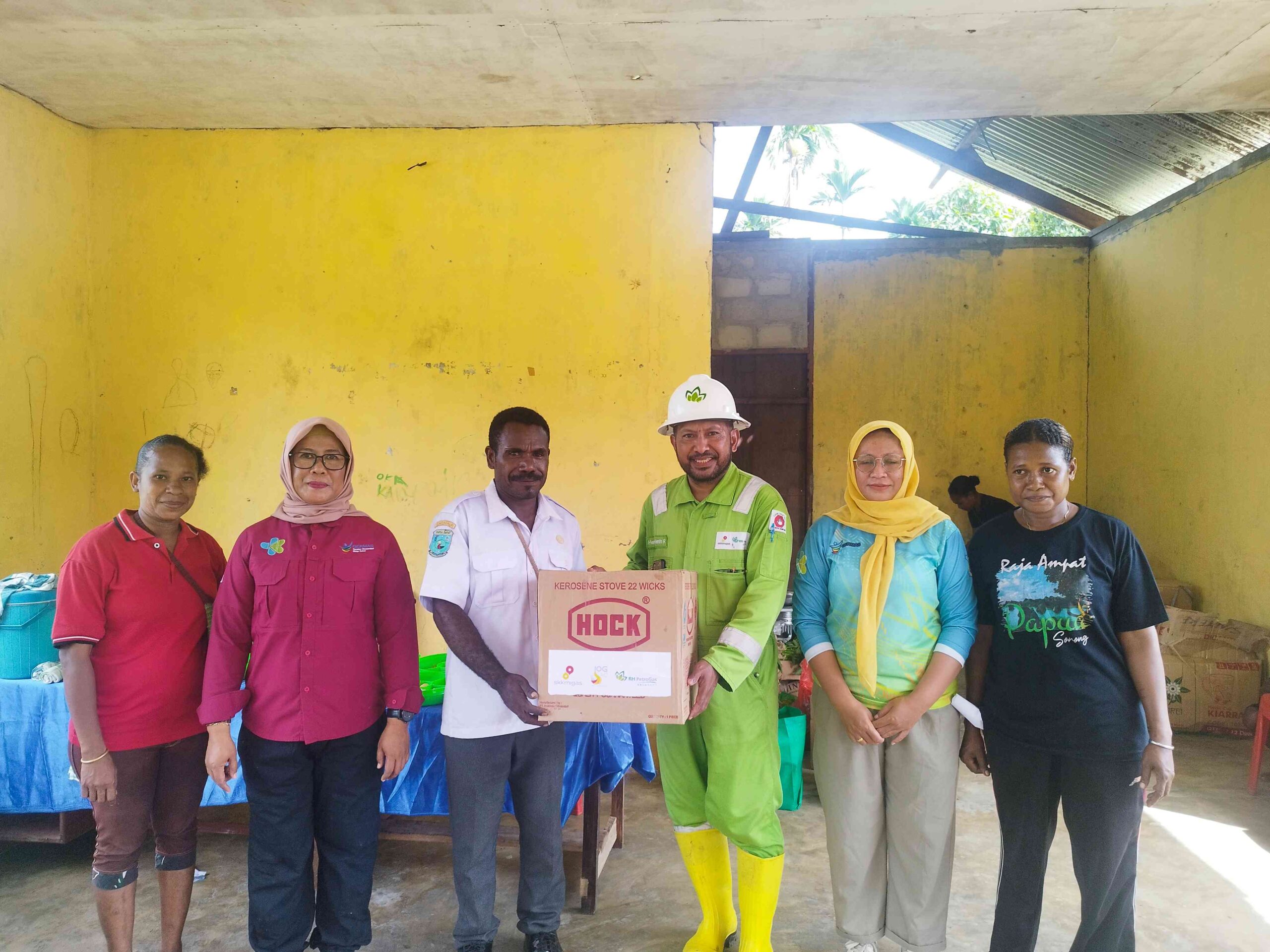 Seremoni penyerahan alat masak dan alat makan kepada Kepala Kampung Kotlol, Yudas Katamur. 